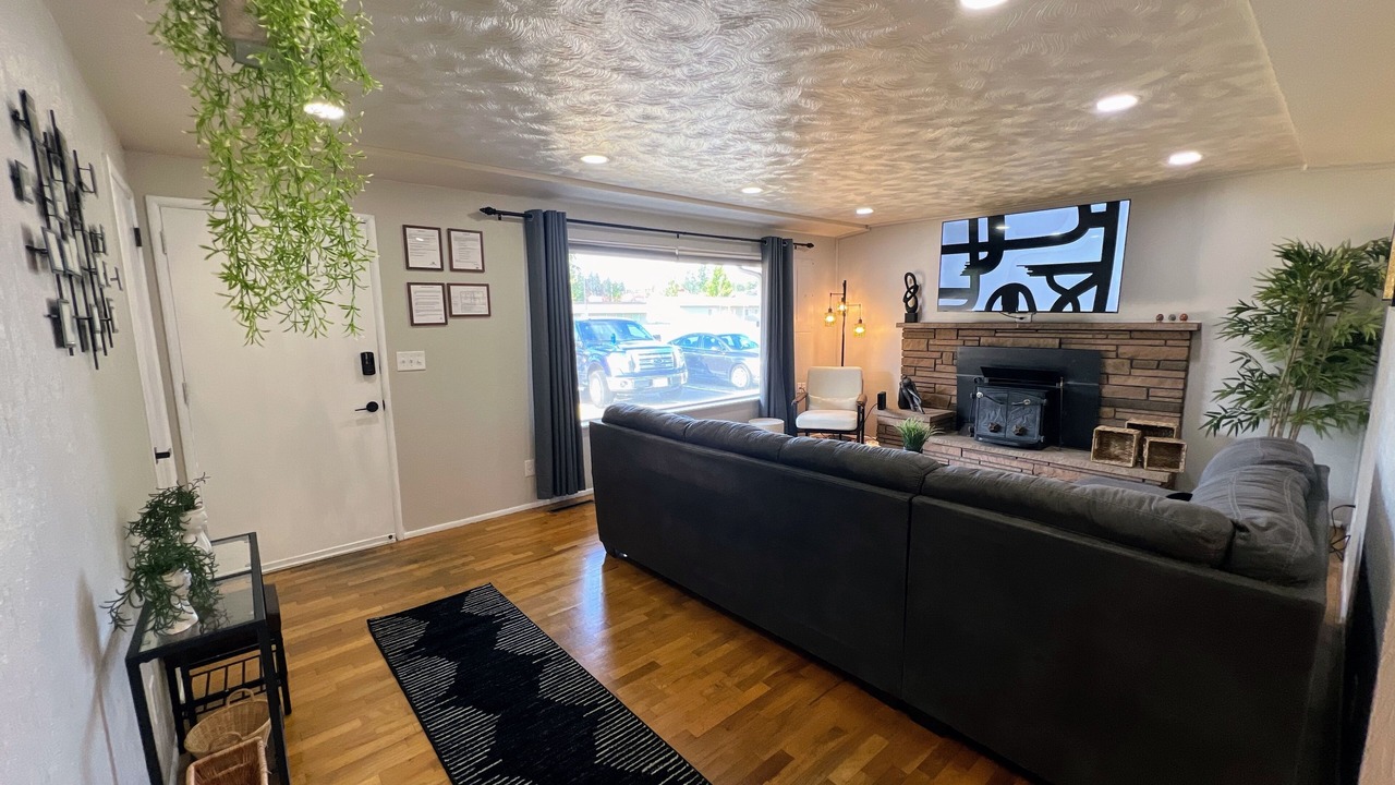 Photo of Livingroom in Parkland