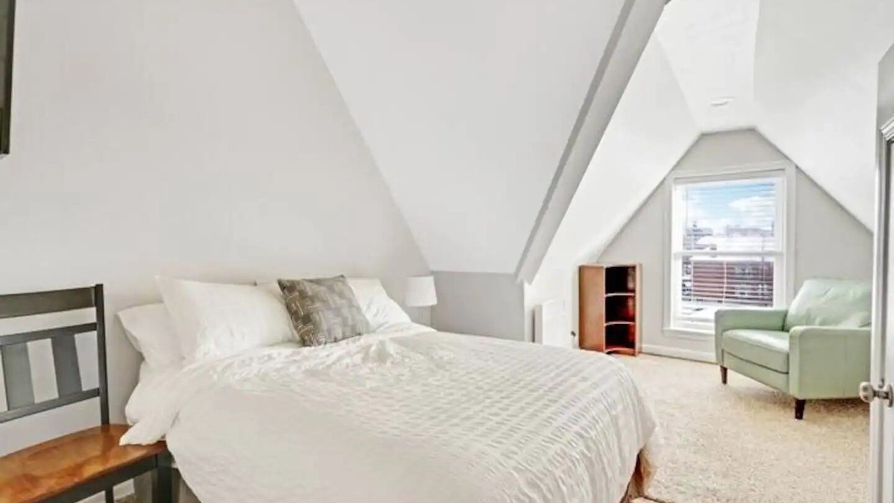 Photo of Bedroom in Front Park