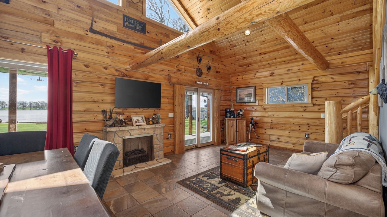 Photo of Livingroom in Black Wolf