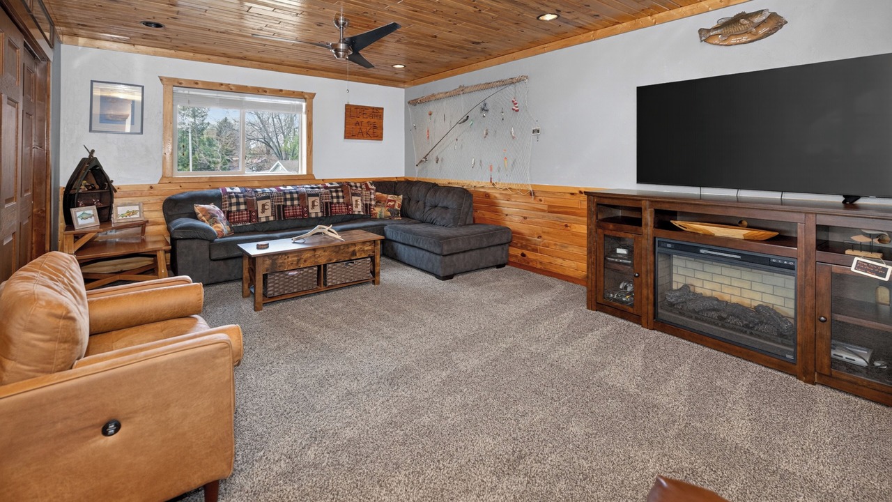Photo of Livingroom in Black Wolf