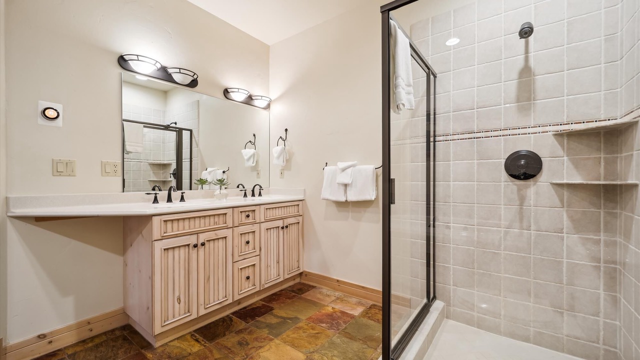 Photo of Bathroom in Peak 8