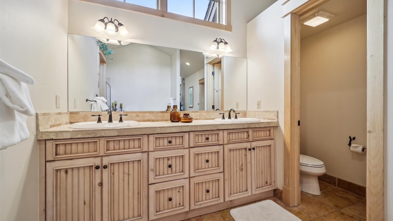 Photo of Bathroom in Peak 8