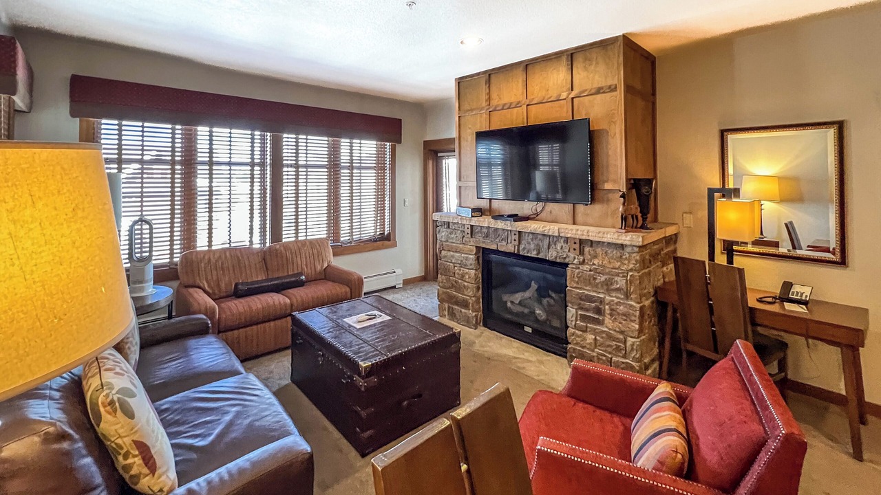 Photo of Livingroom in Peak 9