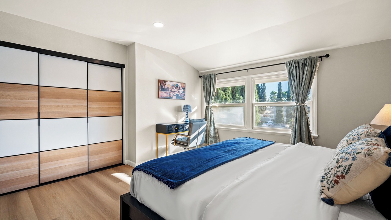 Photo of Bedroom in Lake Forest