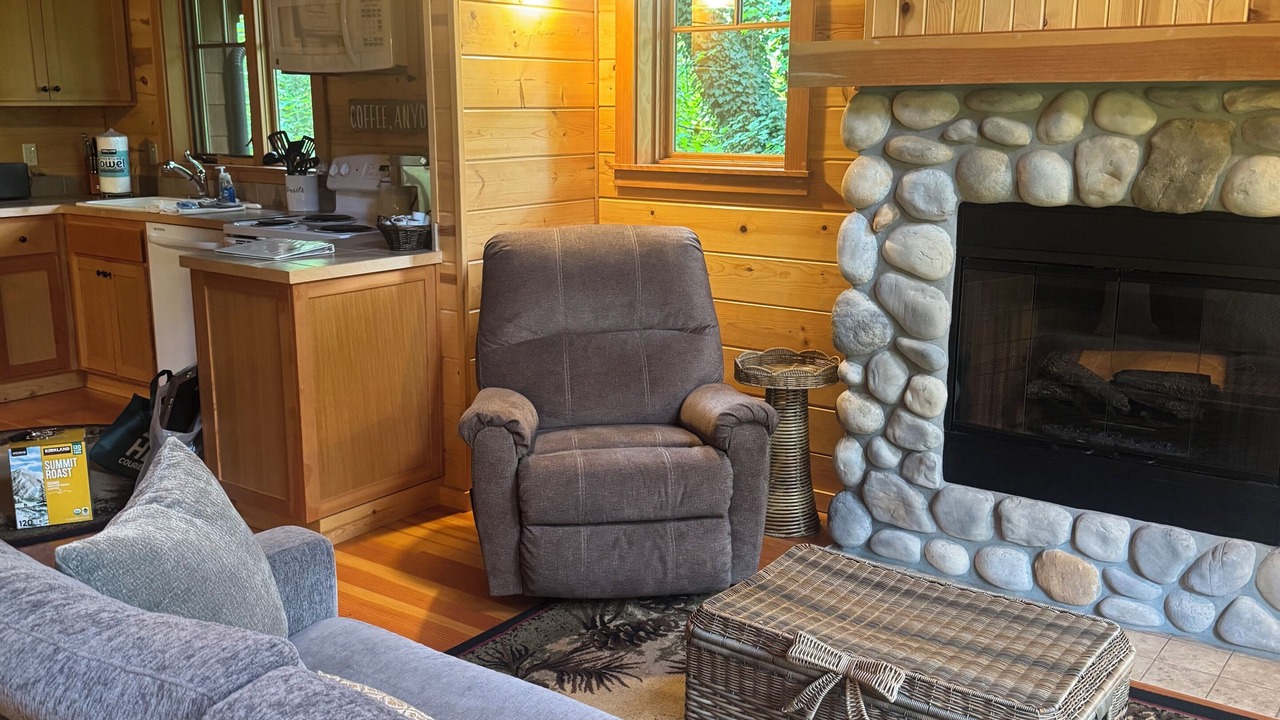 Photo of Livingroom in McKenzie Bridge