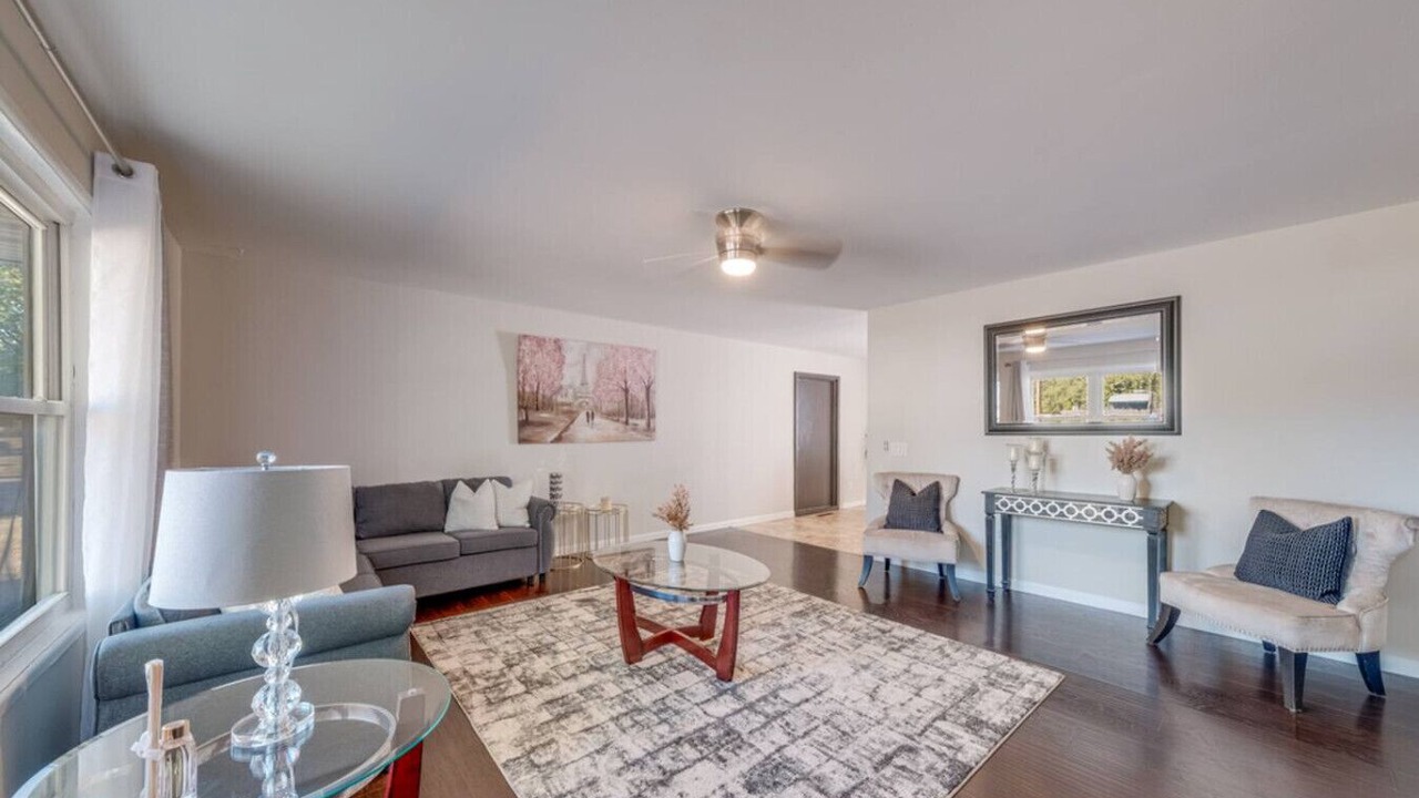 Photo of Livingroom in Champaign