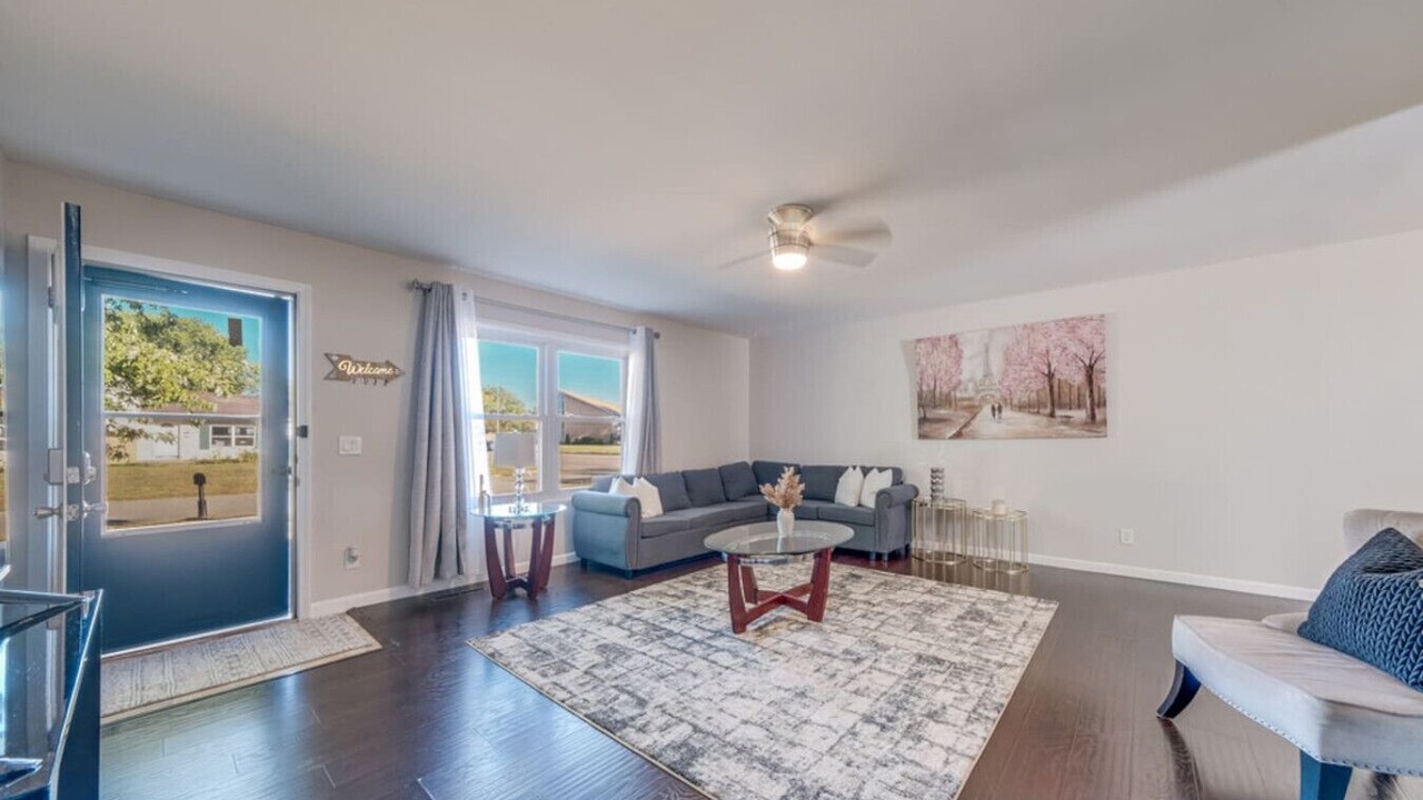 Photo of Livingroom in Champaign