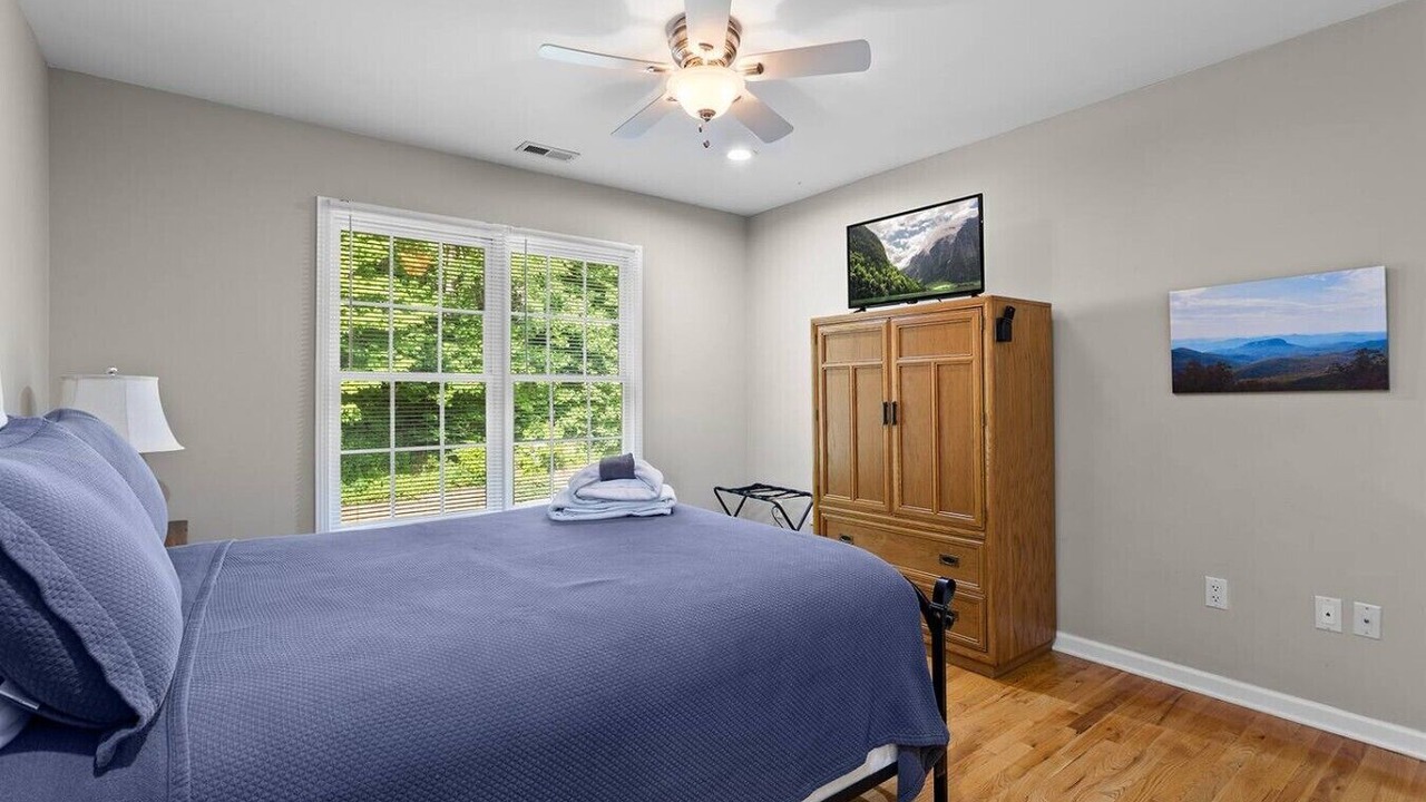 Photo of Bedroom in Hendersonville