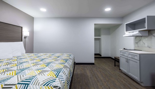 1 King Bed | Mobil Acc RI Shwr Nsmk Kitchen