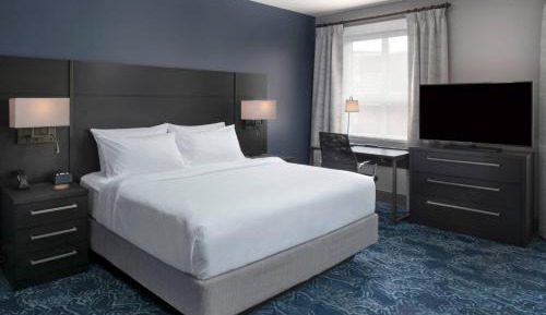King Room with City View and Roll-in Shower - Mobility and Hearing Accessible