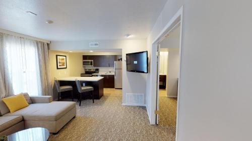 One Bedroom Suite - 1 King Bed