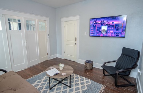 Southtown Hotel | Las Carolinas #4 Cozy 1Br/1ba Sleeps 5