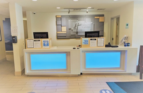 Cedar Rapids Hotel | Holiday Inn Express Cedar Rapids - Collins Road, an IHG Hotel