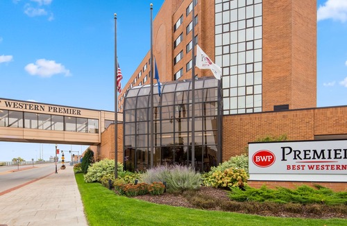 Oshkosh Hotel | Best Western Premier Waterfront Hotel & Convention Center