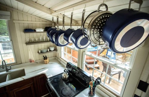 Elkton Cabin | 10 mins from Shenandoah National Park ~ Cozy Cabin