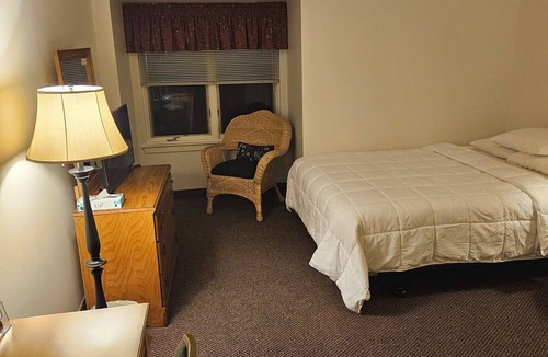 Valley Forge House | Charming 1-bedroom hotel with AC and WiFi in delightful Phoenixville