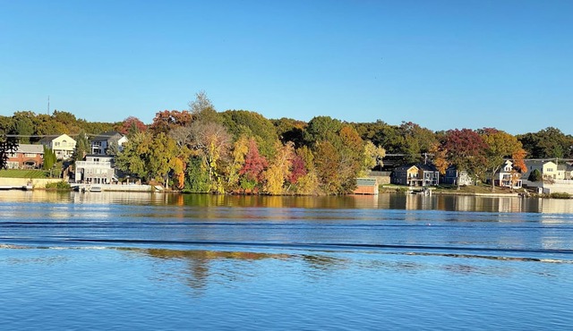 Peaceful Lakeside Retreat. Kayak & Lake View on Lake Quinsigamond,