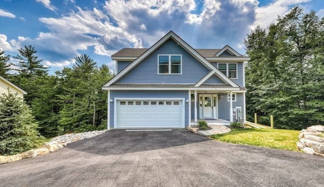 Chic home with game room, fireplace & mountain view - near Story Land & skiing